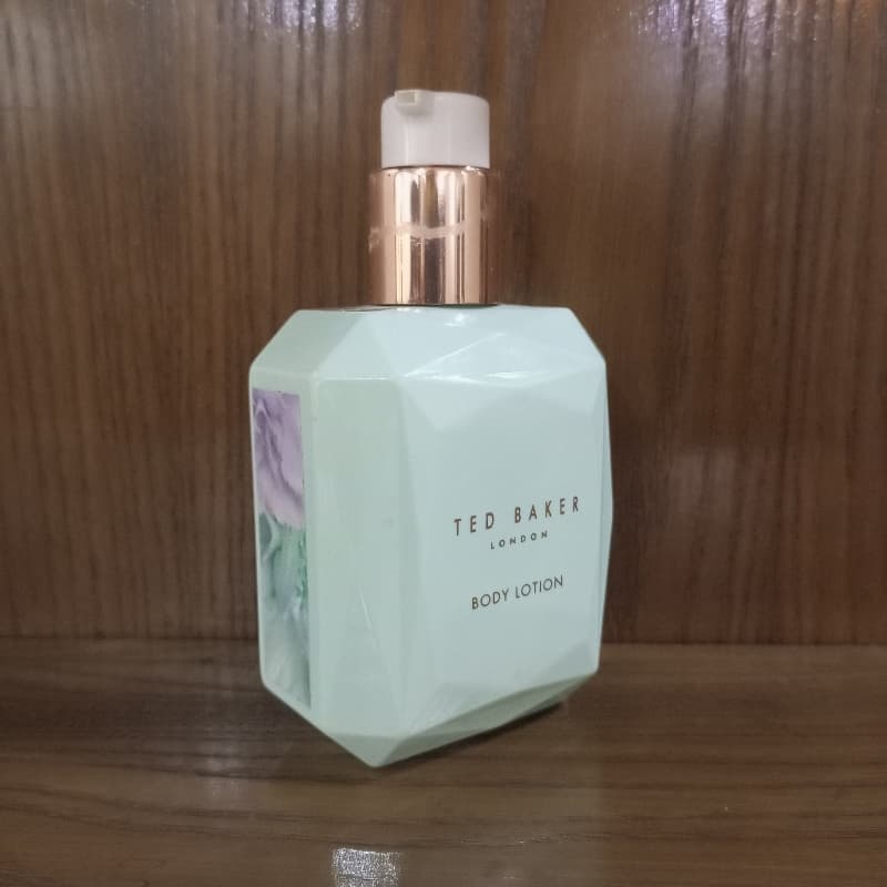 TED BAKER mint body lotion

Leave your skin feeling soft and smelling of fr