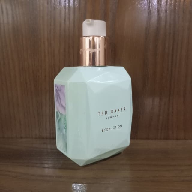 TED BAKER mint body lotion

Leave your skin feeling soft and smelling of fr